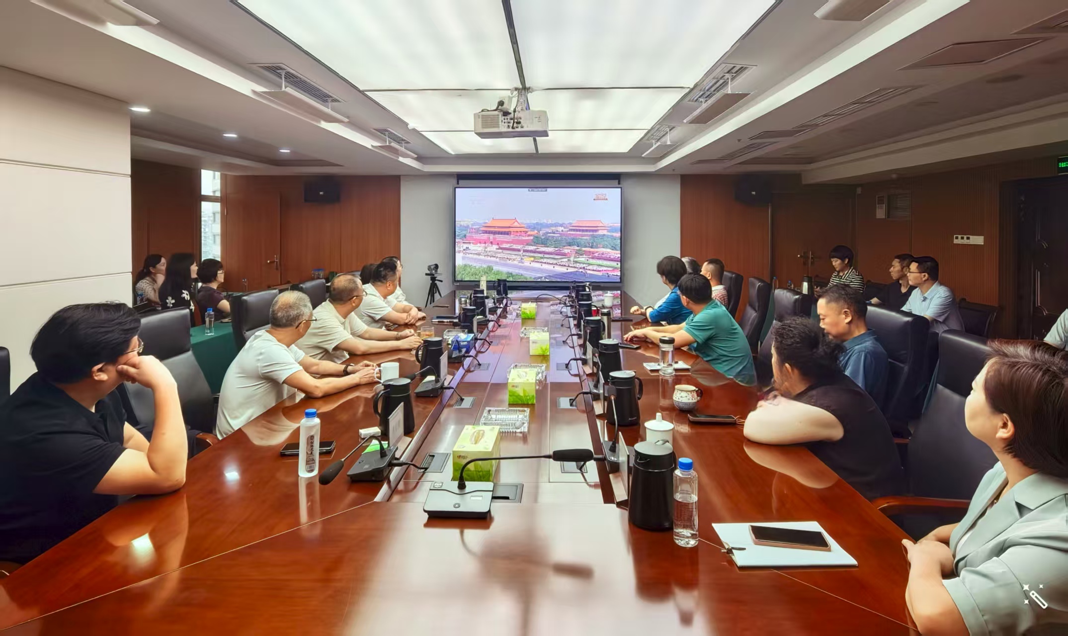 市農(nóng)投集團(tuán)全體黨員和干部職工收看中國(guó)人民抗日戰(zhàn)爭(zhēng)暨世界反法西斯戰(zhàn)爭(zhēng)勝利80周年大會(huì)